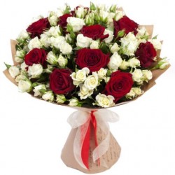 Букет из красной розы Ред Ноами и белой кустовой розой в упаковке №116